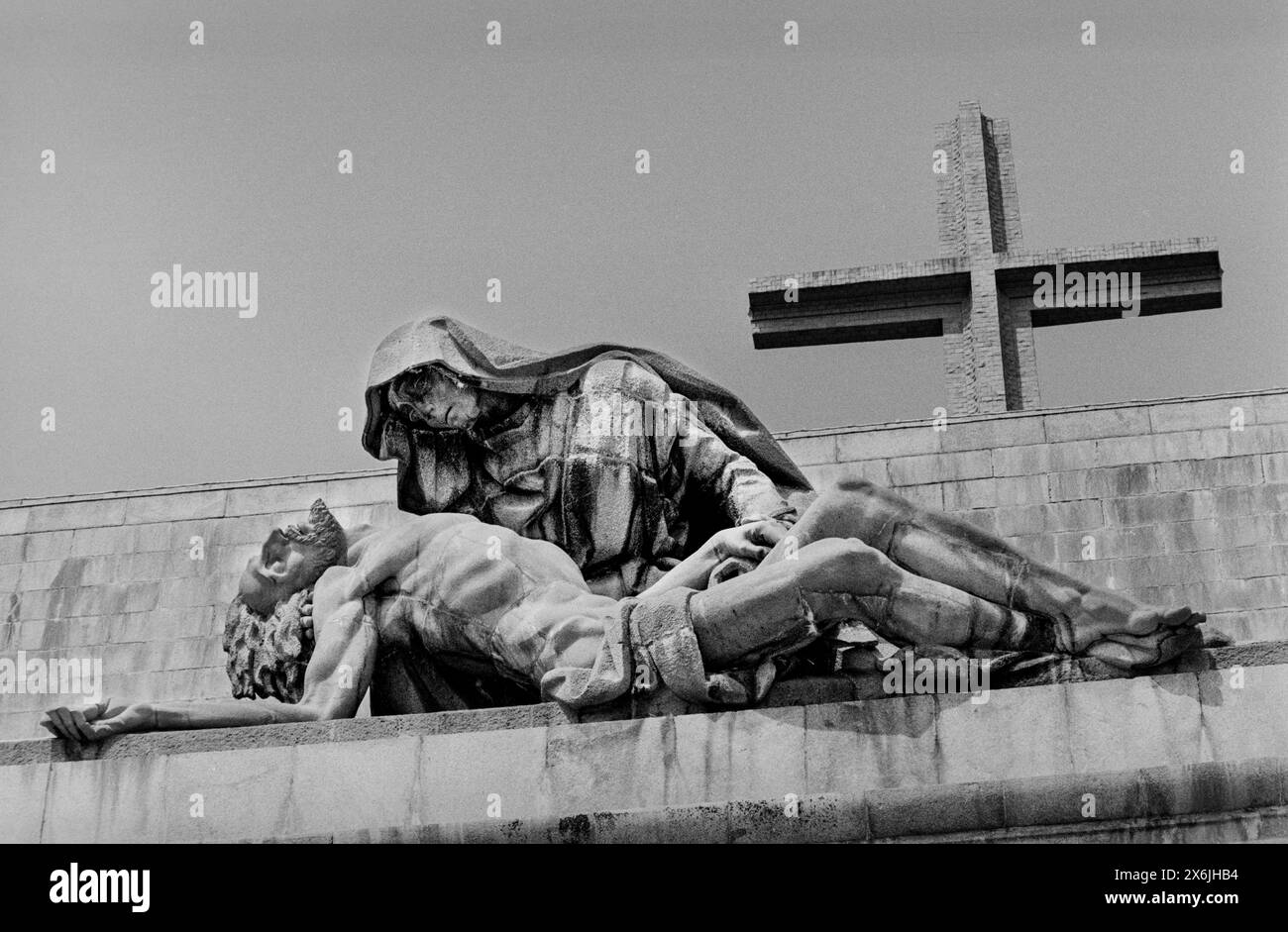 Spain Valley of the Fallen Sierra de Guadarrama 1987 sculpture scannée de 2024 Pietà L'une des plus grandes basiliques du monde s'élève au-dessus de la vallée avec la plus haute croix commémorative du monde. La Basílica de la Santa Cruz del Valle de los Caídos (basilique de la Sainte-Croix de la Vallée des morts) est taillée sur une crête de granit. La croix de 150 mètres de haut (500 pieds) est construite en pierre la vallée de Cuelgamuros (en espagnol : Valle de Cuelgamuros), anciennement connue sous le nom de Vallée des morts (en espagnol : Valle de los Caídos), est un monument dans la Sierra de Guadarrama, près de Madrid. La vallée contai Banque D'Images