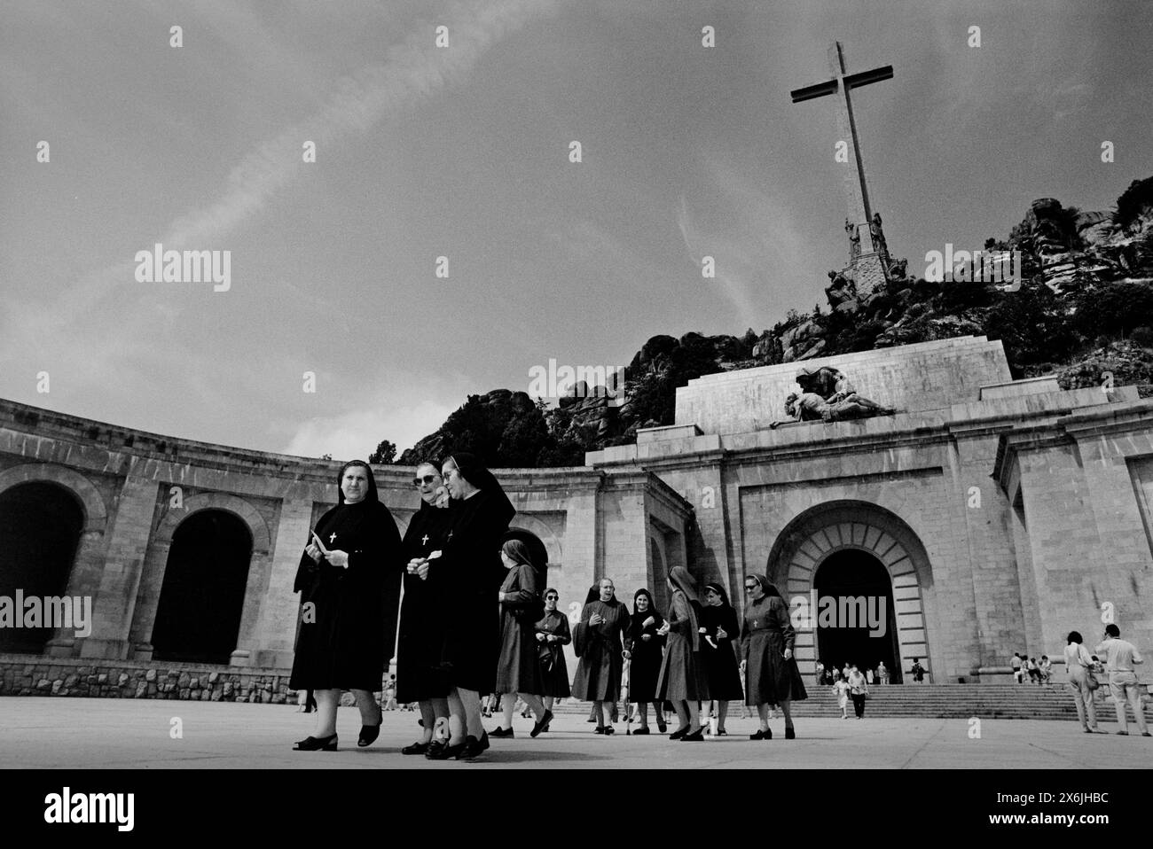 Spain Valley of the Fallen Sierra de Guadarrama 1987 scannée 2024 L'une des plus grandes basiliques du monde s'élève au-dessus de la vallée avec la plus haute croix commémorative du monde. La Basílica de la Santa Cruz del Valle de los Caídos (basilique de la Sainte-Croix de la Vallée des morts) est taillée sur une crête de granit. La croix de 150 mètres de haut (500 pieds) est construite en pierre la vallée de Cuelgamuros (en espagnol : Valle de Cuelgamuros), anciennement connue sous le nom de Vallée des morts (en espagnol : Valle de los Caídos), est un monument dans la Sierra de Guadarrama, près de Madrid. La vallée contient un BA catholique Banque D'Images