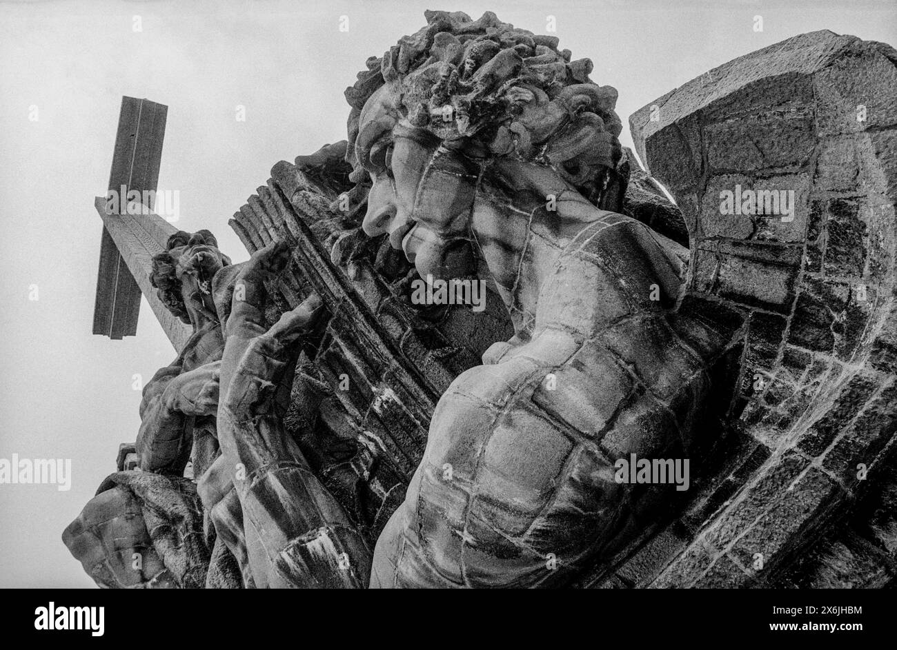 Spain Valley of the Fallen Sierra de Guadarrama 1987 scanné 2024 St Mathew L'une des plus grandes basiliques du monde s'élève au-dessus de la vallée avec la plus haute croix commémorative du monde. La Basílica de la Santa Cruz del Valle de los Caídos (basilique de la Sainte-Croix de la Vallée des morts) est taillée sur une crête de granit. La croix de 150 mètres de haut (500 pieds) est construite en pierre la vallée de Cuelgamuros (en espagnol : Valle de Cuelgamuros), anciennement connue sous le nom de Vallée des morts (en espagnol : Valle de los Caídos), est un monument dans la Sierra de Guadarrama, près de Madrid. La vallée contient un C. Banque D'Images