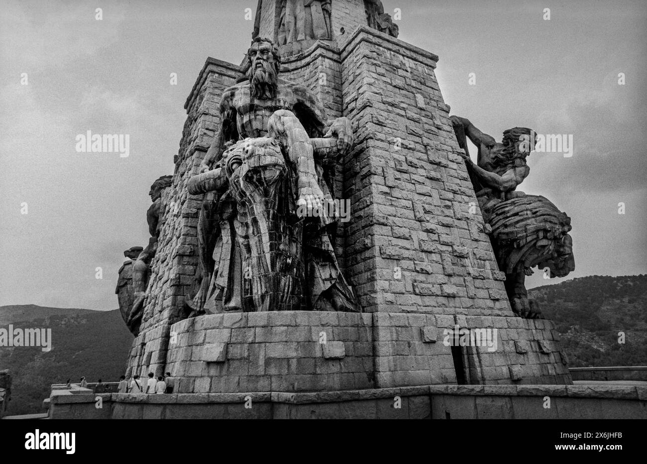 Spain Valley of the Fallen Sierra de Guadarrama 1987 scannée 2024 L'une des plus grandes basiliques du monde s'élève au-dessus de la vallée avec la plus haute croix commémorative du monde. La Basílica de la Santa Cruz del Valle de los Caídos (basilique de la Sainte-Croix de la Vallée des morts) est taillée sur une crête de granit. La croix de 150 mètres de haut (500 pieds) est construite en pierre la vallée de Cuelgamuros (en espagnol : Valle de Cuelgamuros), anciennement connue sous le nom de Vallée des morts (en espagnol : Valle de los Caídos), est un monument dans la Sierra de Guadarrama, près de Madrid. La vallée contient un BA catholique Banque D'Images