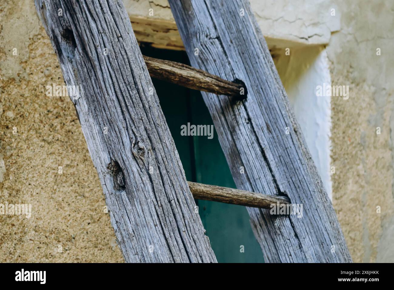 Vieille échelle en bois appuyée contre le mur de la maison Banque D'Images