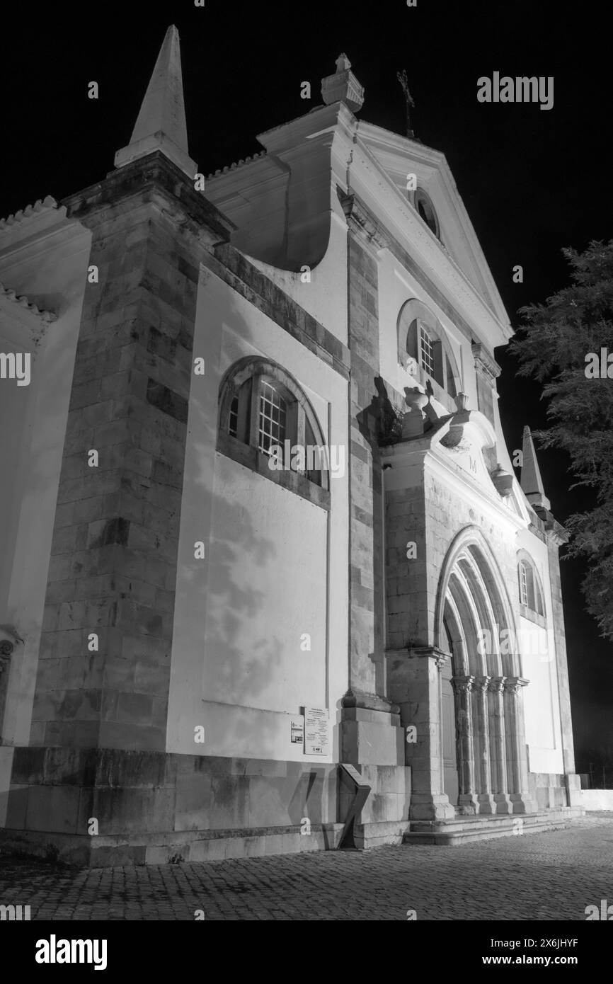 Image en noir et blanc de l'église de Santa Maria do Castelo illuminée la nuit, Tavira, Algarve, Portugal Banque D'Images