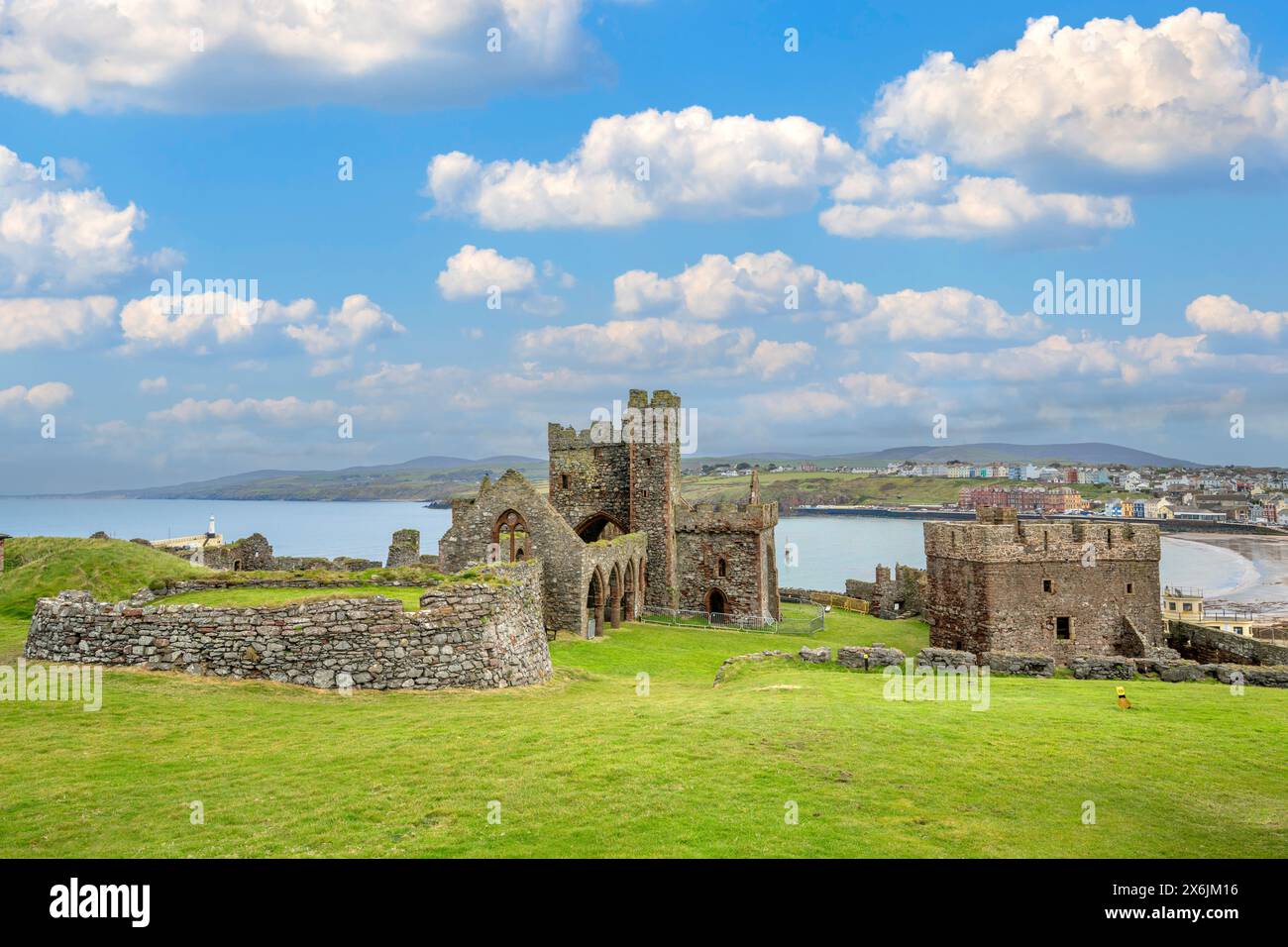 Intérieur des murs du château de Peel, Peel, Île de Man, Angleterre, Royaume-Uni Banque D'Images