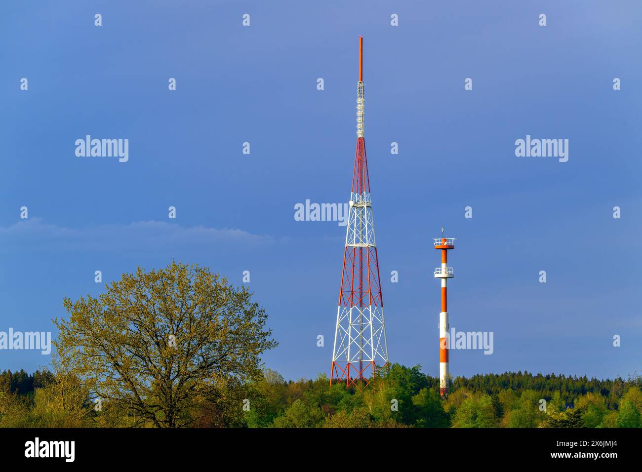 Tour de télévision, émetteur terrestre de programmes RTBF, FM et DAB+ à Vlessart près de Léglise, province de Luxembourg, Wallonie, Belgique Banque D'Images