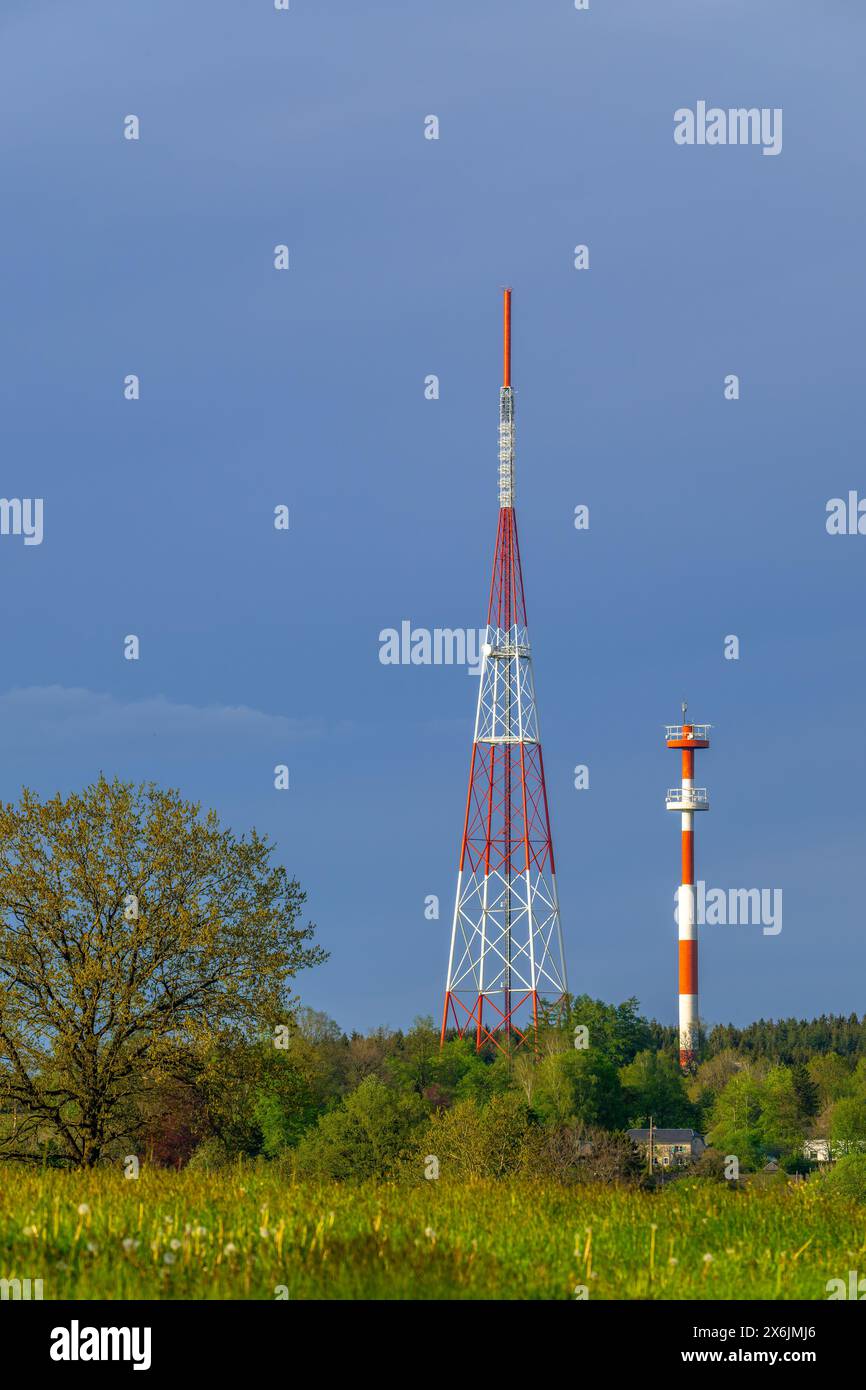 Tour de télévision, émetteur terrestre de programmes RTBF, FM et DAB+ à Vlessart près de Léglise, province de Luxembourg, Wallonie, Belgique Banque D'Images