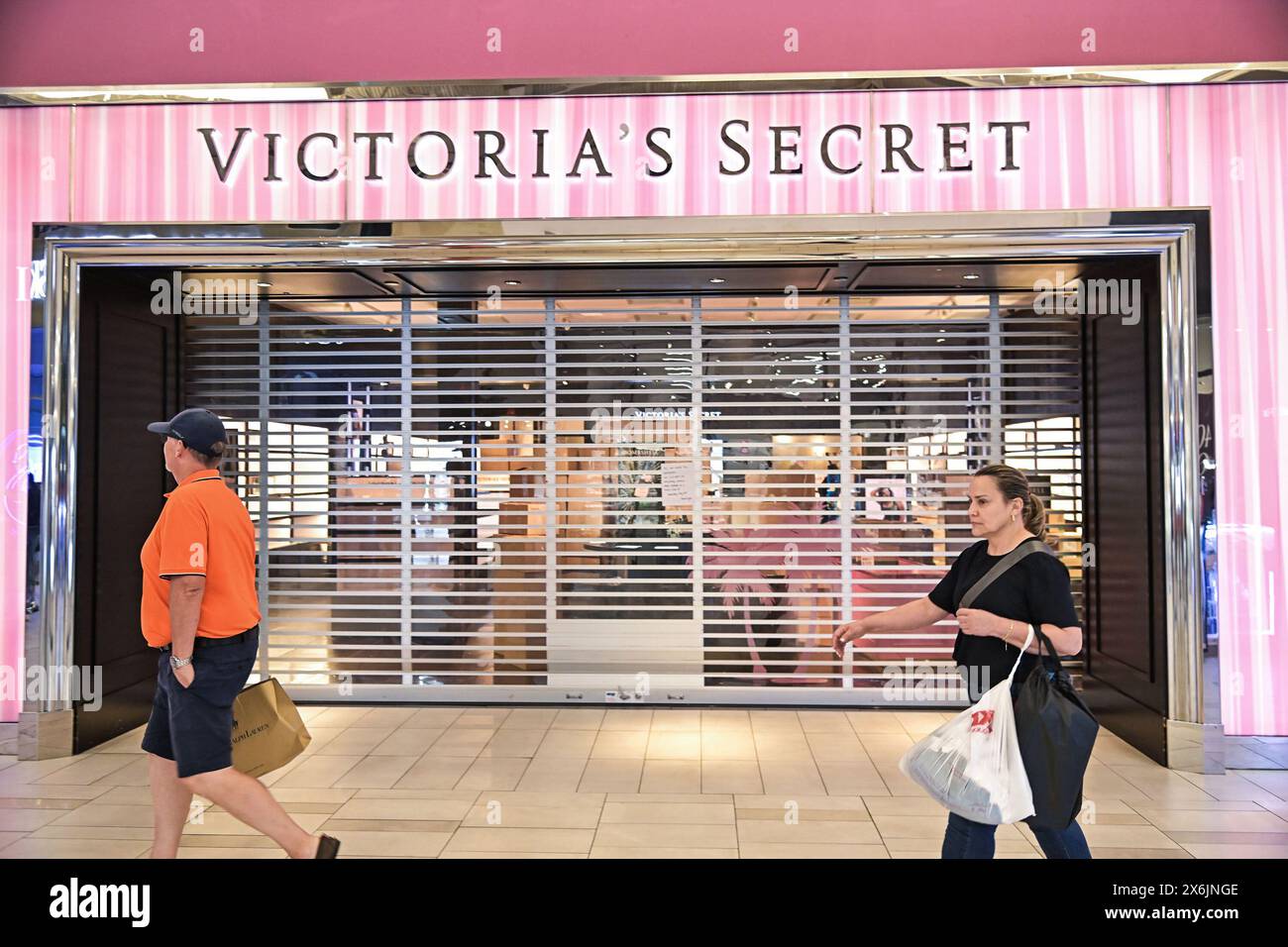 ÉTATS-UNIS. 14 mai 2024. Fort Lauderdale, FL - 14 mai : les clients passent devant le magasin Victoria secret, fermé pour rénovation le 14 mai 2024 à Fort Lauderdale, en Floride. (Photo de Michele Eve Sandberg/Sipa USA) crédit : Sipa USA/Alamy Live News Banque D'Images