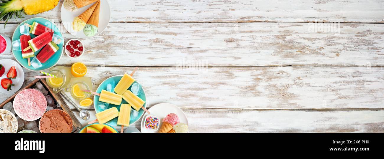 Bordure du coin des aliments d'été rafraîchissants. Sélection de glaces, popsicles et fruits. Vue de haut en bas sur un fond de bannière en bois blanc. Banque D'Images