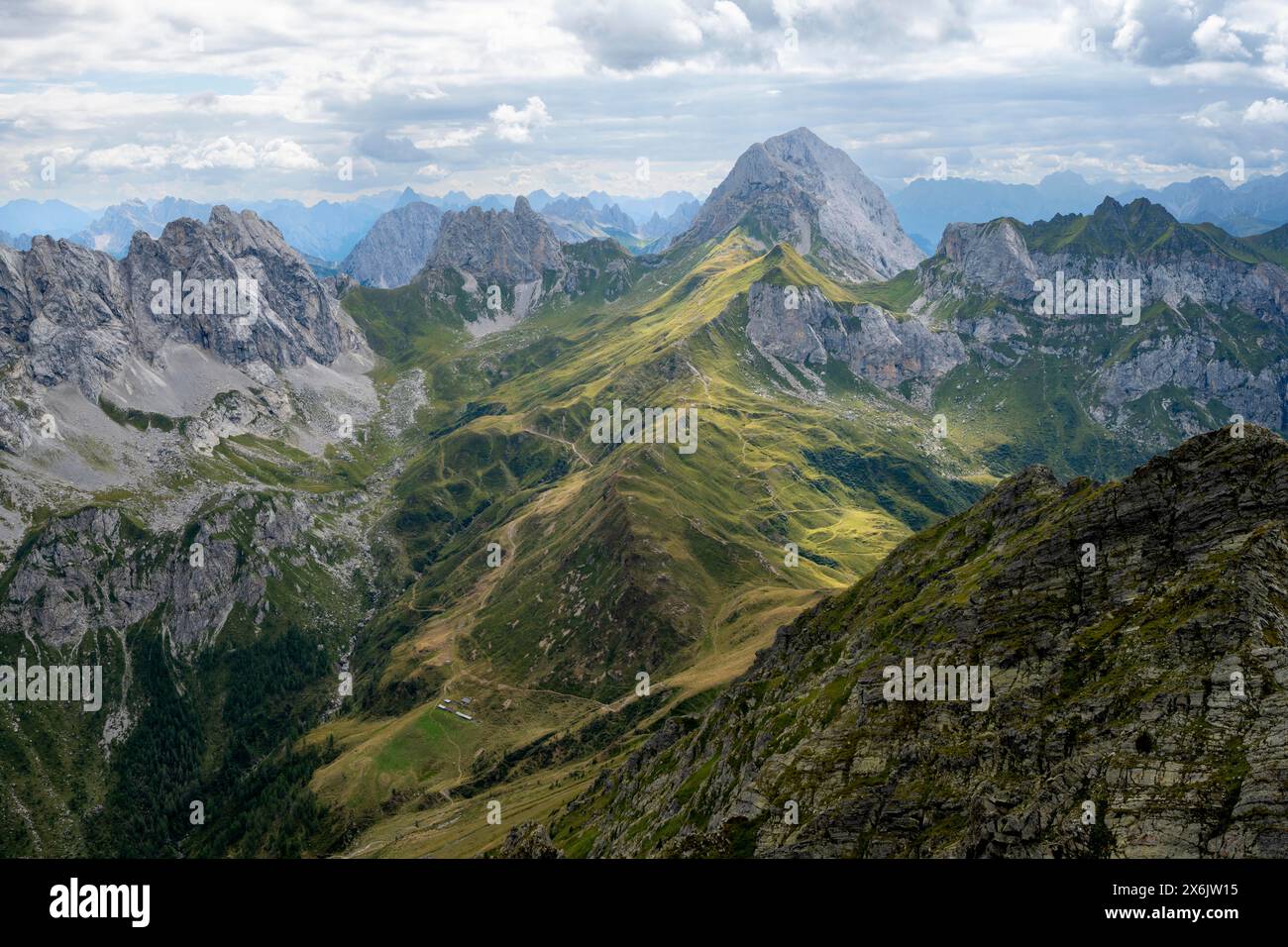 Vue sur le paysage de montagne, les sommets de montagne sur la crête principale du Carnic, vue de la Raudenspitze ou Monte Fleons, Alpes Carniques, Carinthie, Autriche Banque D'Images