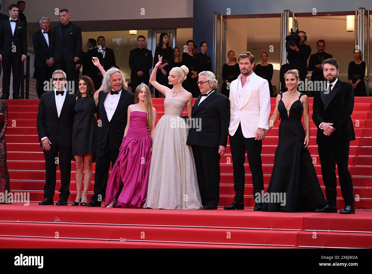 (De gauche à droite) Michael DeLuca, Pamela Abdy, Doug Mitchell, Alyla Browne, Anya Taylor-Joy, George Miller, Chris Hemsworth, Elsa Pataky et Tom Burke assistent au tapis rouge 'Furiosa : a Mad Max Saga' lors du 77e Festival de Cannes, en France. Date de la photo : mercredi 15 mai 2024. Banque D'Images