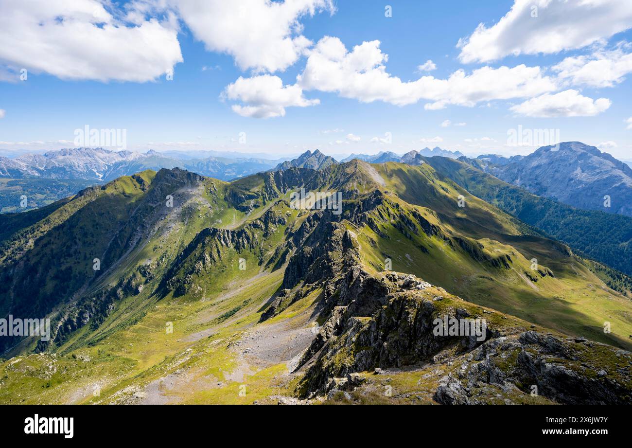 Panorama montagneux au sommet du Hochspitz ou du Monte Vacomun, vue sur la crête montagneuse de la crête principale du Carnic, Carnic High Trail, Carnic Banque D'Images