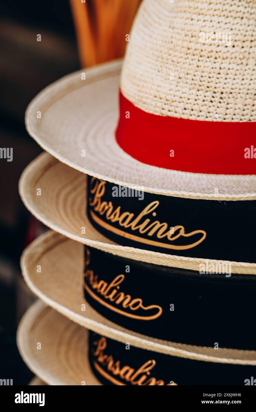 Lugano, Suisse - 10 août 2023 : chapeaux Borsalino à Lugano, Suisse. Borsalino est un chapeau de luxe en feutre doux décoré d'un ruban, avec un w Banque D'Images