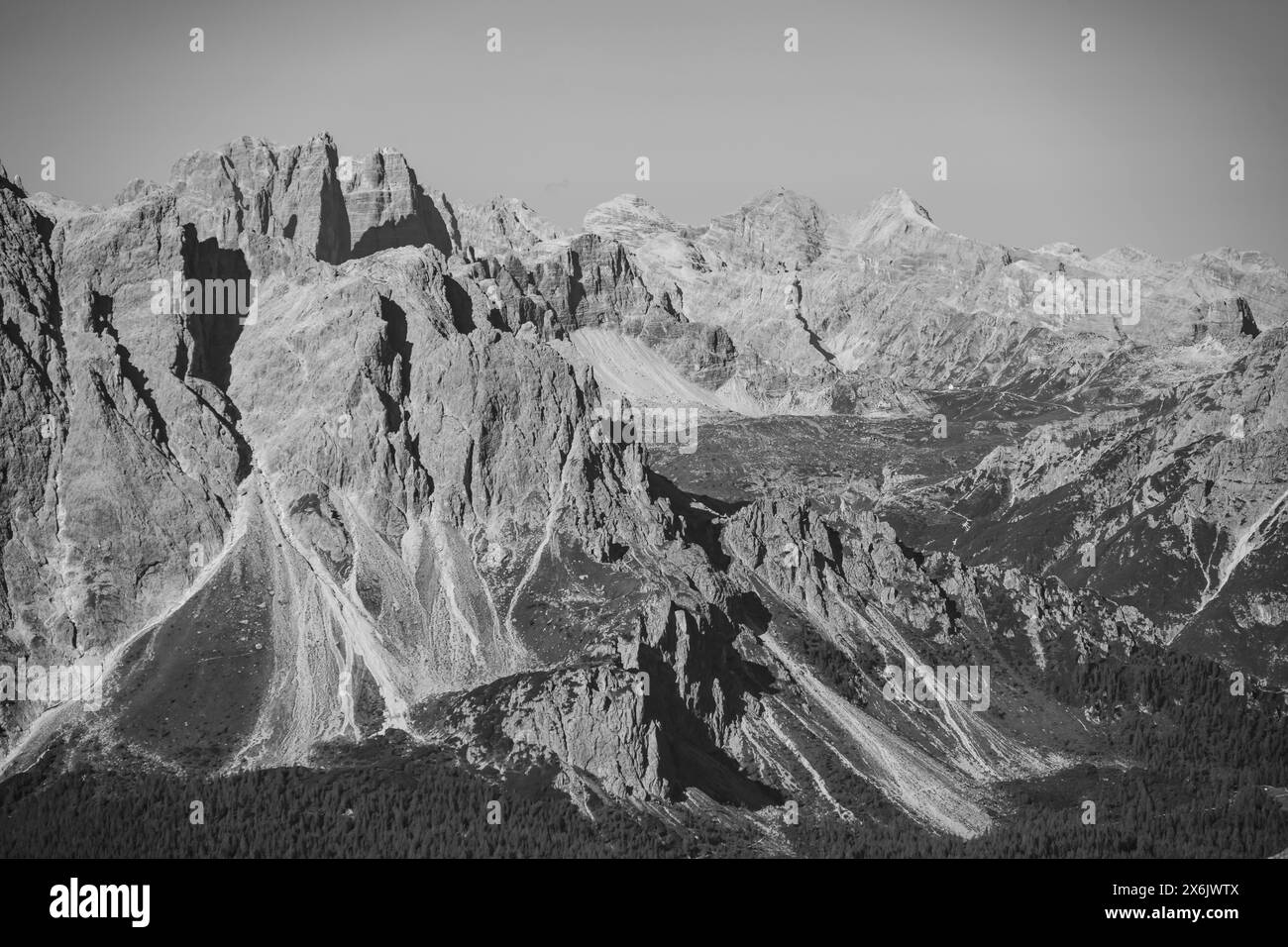 Spectaculaires sommets rocheux des Dolomites de Sesto, noir et blanc, vue depuis la crête principale du Carnic, Carnic High Trail, Carnic Alps, Carinthie Banque D'Images