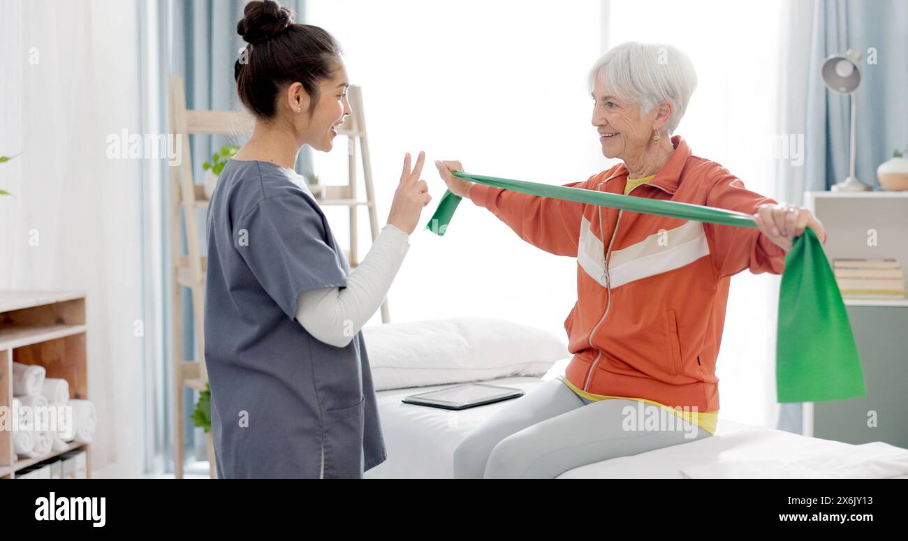Femme âgée faisant de l'exercice avec une bande de résistance pour la thérapie physique avec infirmière en clinique. Fitness, soins de santé et patiente faisant bras Banque D'Images