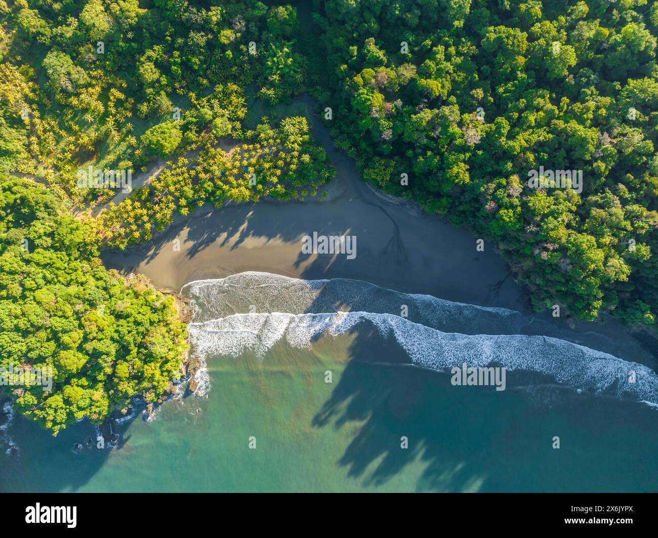 Vue aérienne, océan et côte avec forêt tropicale, Playa Ventanas, province de Puntarenas, Costa Rica Banque D'Images