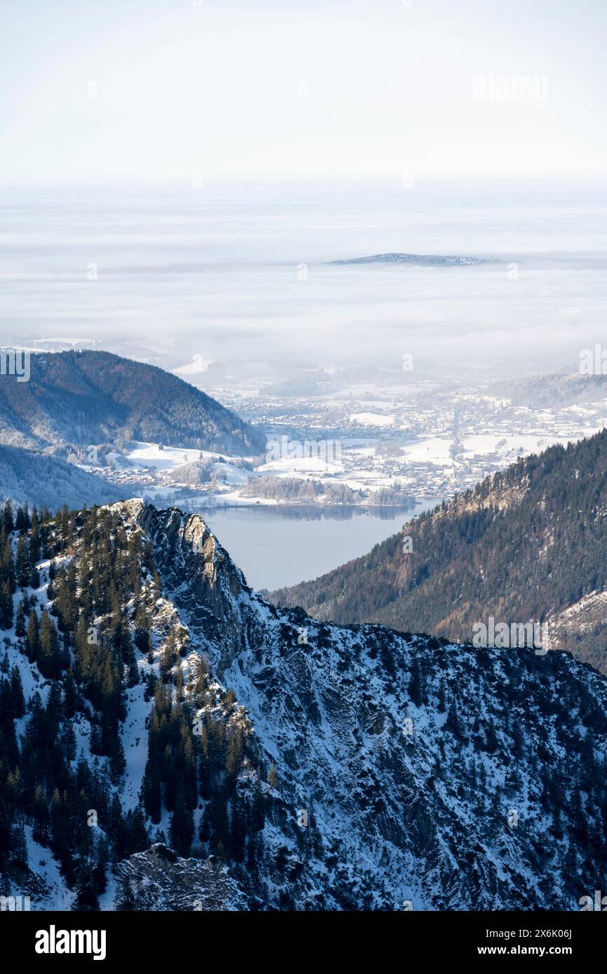Vue sur Schliersee et les contreforts des Alpes en hiver avec de la neige, montagnes Mangfall, Alpes bavaroises, Bavière, Tyrol, Allemagne Banque D'Images
