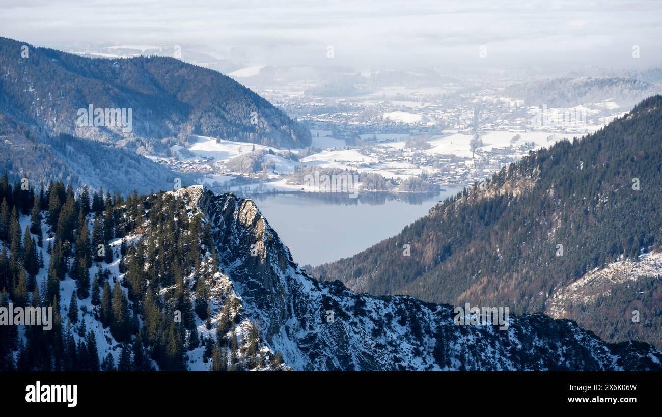Vue sur Schliersee et les contreforts des Alpes en hiver avec de la neige, montagnes Mangfall, Alpes bavaroises, Bavière, Tyrol, Allemagne Banque D'Images