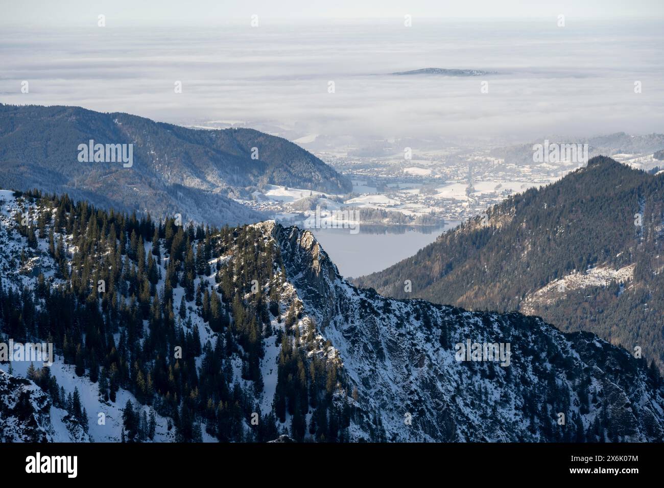 Vue sur Schliersee et les contreforts des Alpes en hiver avec de la neige, montagnes Mangfall, Alpes bavaroises, Bavière, Tyrol, Allemagne Banque D'Images