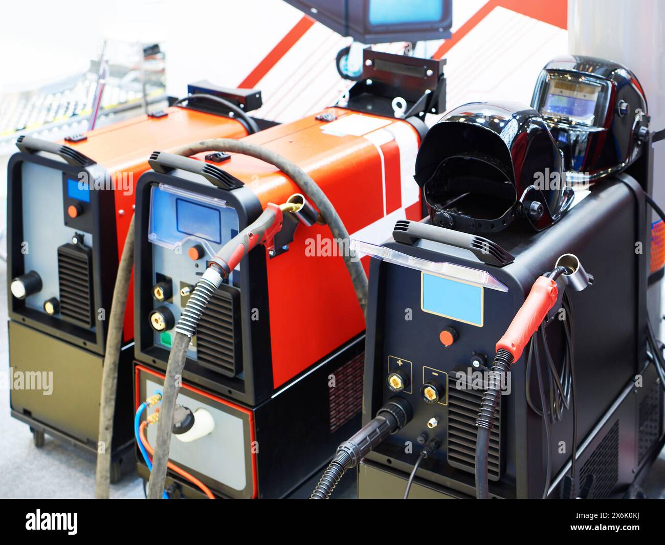 Machines à souder et casques de sécurité à l'exposition Banque D'Images