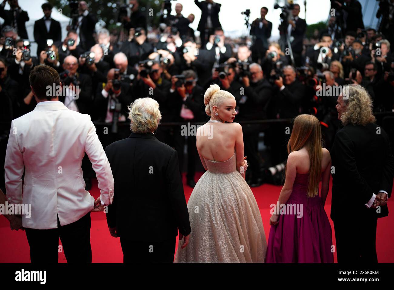Chris Hemsworth, from left, director George Miller, Anya Taylor-Joy, Alyla Browne, and Doug Mitchell pose for photographers upon arrival at the premiere of the film 'Furiosa: A Mad Max Saga' at the 77th international film festival, Cannes, southern France, Wednesday, May 15, 2024. (Photo by Daniel Cole/Invision/AP) Banque D'Images