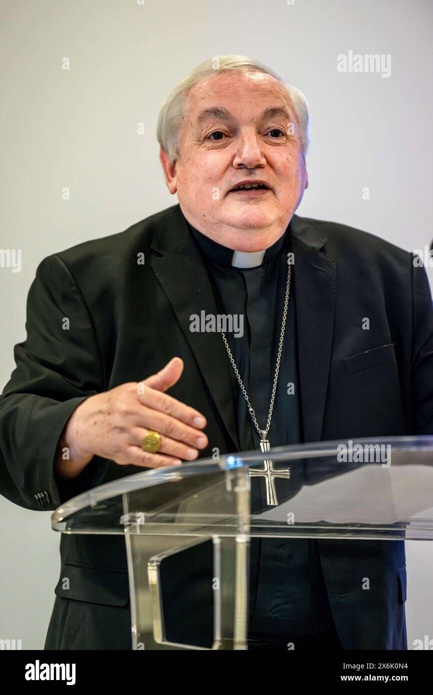 14 mai 2024, Marseille, France : Jean-Marc Aveline, Cardinal de Marseille, appel officiel aux dons pour restaurer la dorure sur la statue de notre Dame de la Garde et effectuer les restaurations nécessaires dans la Basilique, le montant estimé est d'environ 2 millions 470 mille euros. Tous les trente ans environ, la dorure de la statue de notre Dame de la Garde doit être rénovée pour assurer sa longévité. Lors d’une conférence de presse, le cardinal Aveline du diocèse de Marseille a lancé un appel à dons pour financer les travaux de restauration et de consolidation de la basilique. (Crédit image : © Laurent Coust/SO Banque D'Images