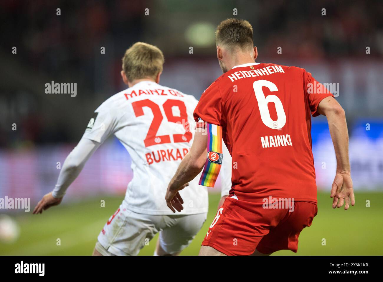 Match de football, capitaine Patrick MAINKA 1. FC Heidenheim juste de derrière regardant avec le brassard de capitaine ample aux couleurs arc-en-ciel et 1. FC Banque D'Images