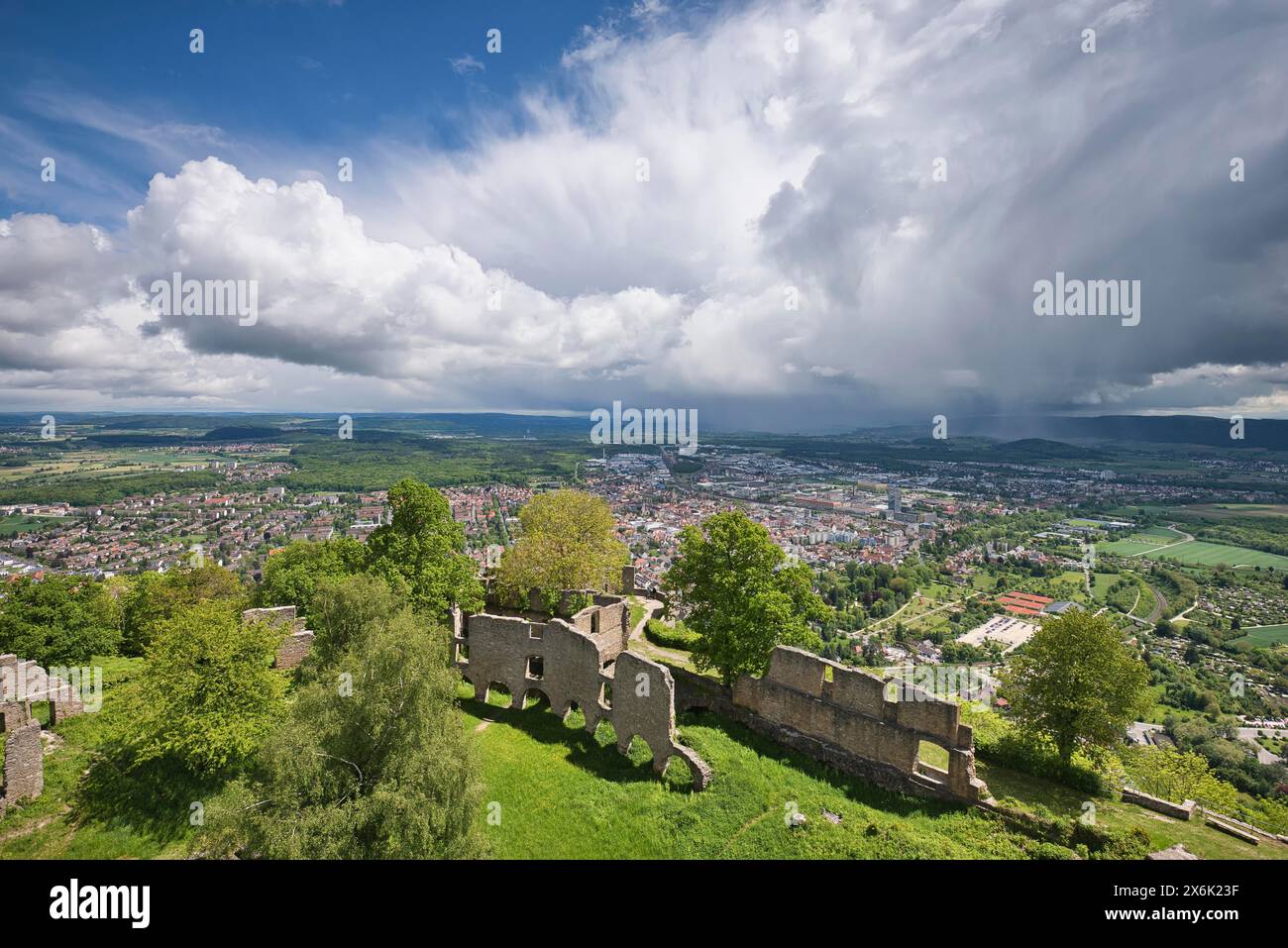 Vue sur les ruines de la forteresse supérieure de Hohentwiel sur la ville de Singen, à l'horizon ouest du lac de Constance avec l'approche de l'orage et lourd Banque D'Images