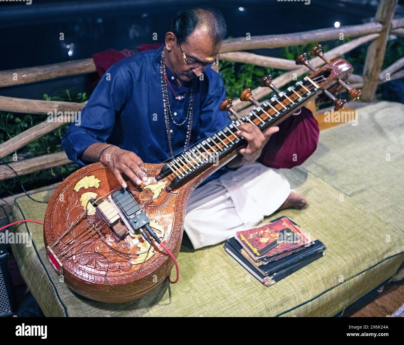 Homme indien jouant du luth à long cou ou Sarasvati Vina, Thekkady, Kerala, Inde Banque D'Images