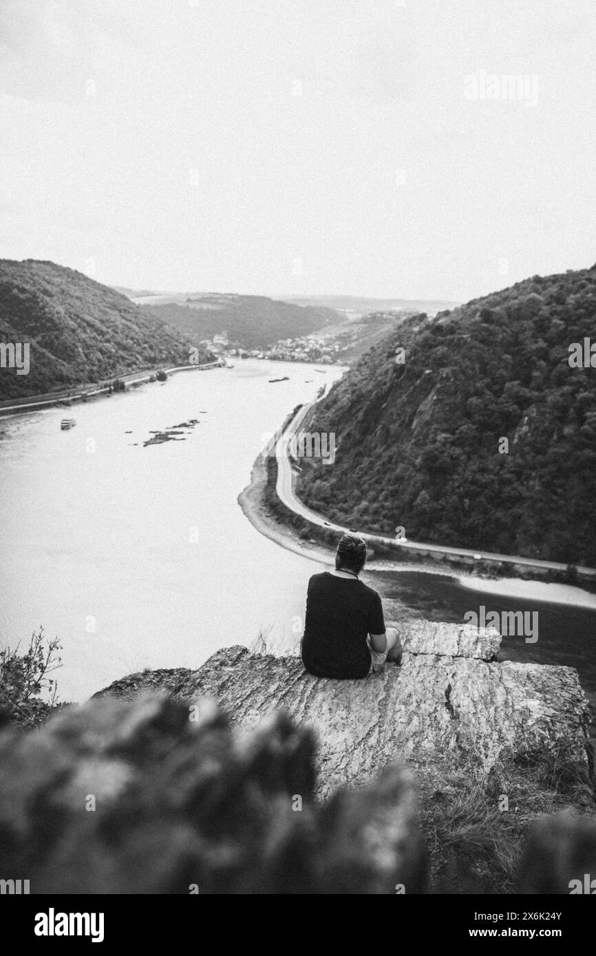 Point de vue rocheux sur le Rhin près de la Loreley. Goarshausen Rhénanie Palatinat Allemagne Banque D'Images Point de vue rocheux sur le Rhin près de la Loreley. Goarshausen Rhénanie Palatinat Allemagne Banque D'Images