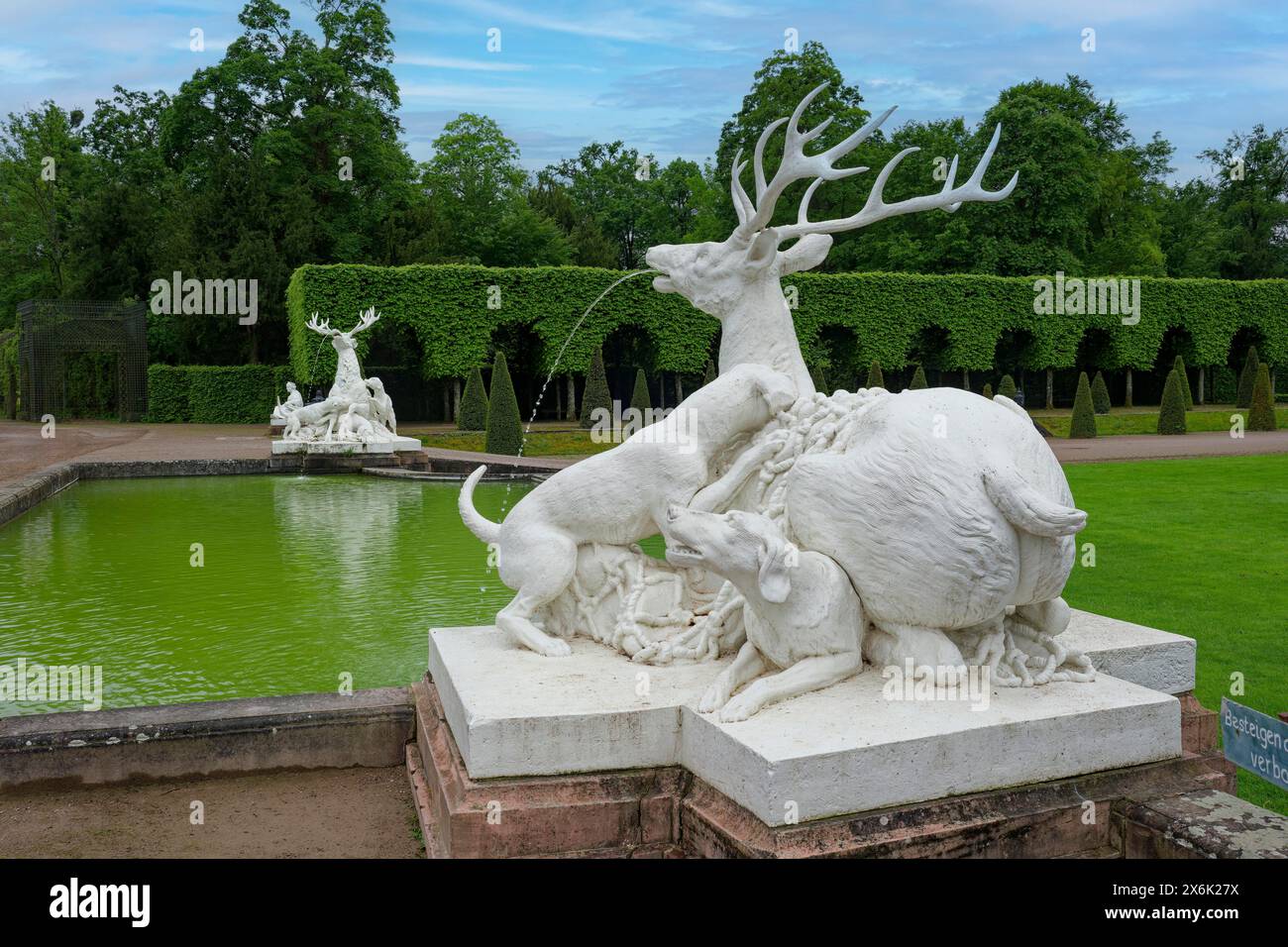 Groupe de figures d'un cerf et de chiens par le sculpteur flamand Peter Anton von Verschaffelt, jardins du palais de Schwetzingen, Schwetzingen, Bade-Wuerttemberg Banque D'Images