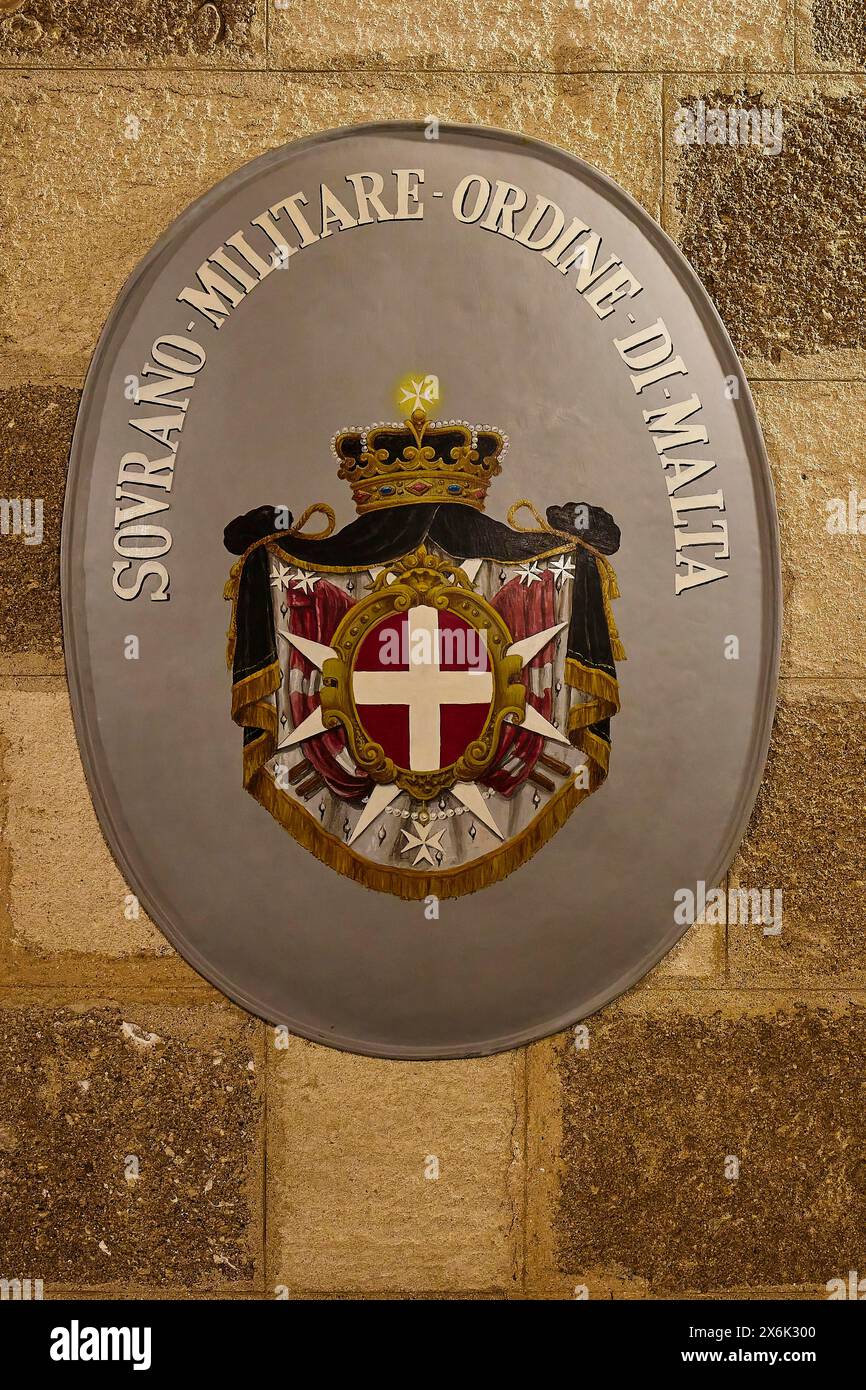 Emblème de l'ordre souverain de Malte sur un mur de pierre, vue intérieure, Palais du Grand Maître, ville des Chevaliers, ville de Rhodes, Rhodes, Dodécanèse, grec Banque D'Images