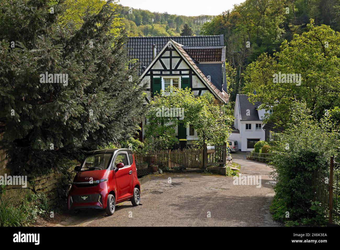 Véhicule léger dans une rue étroite et escarpée en face d'une maison historique à colombages à Unterburg, Solingen, Bergisches Land, Rhénanie du Nord-Westphalie Banque D'Images