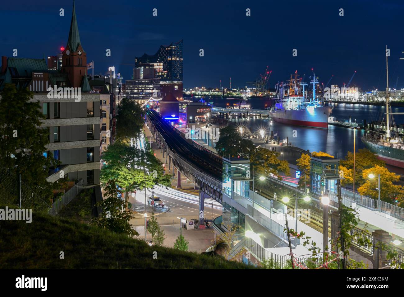 Vue de nuit avec bateaux, Elbe Philharmonic Hall et station de S-Bahn, Hambourg, Allemagne Banque D'Images