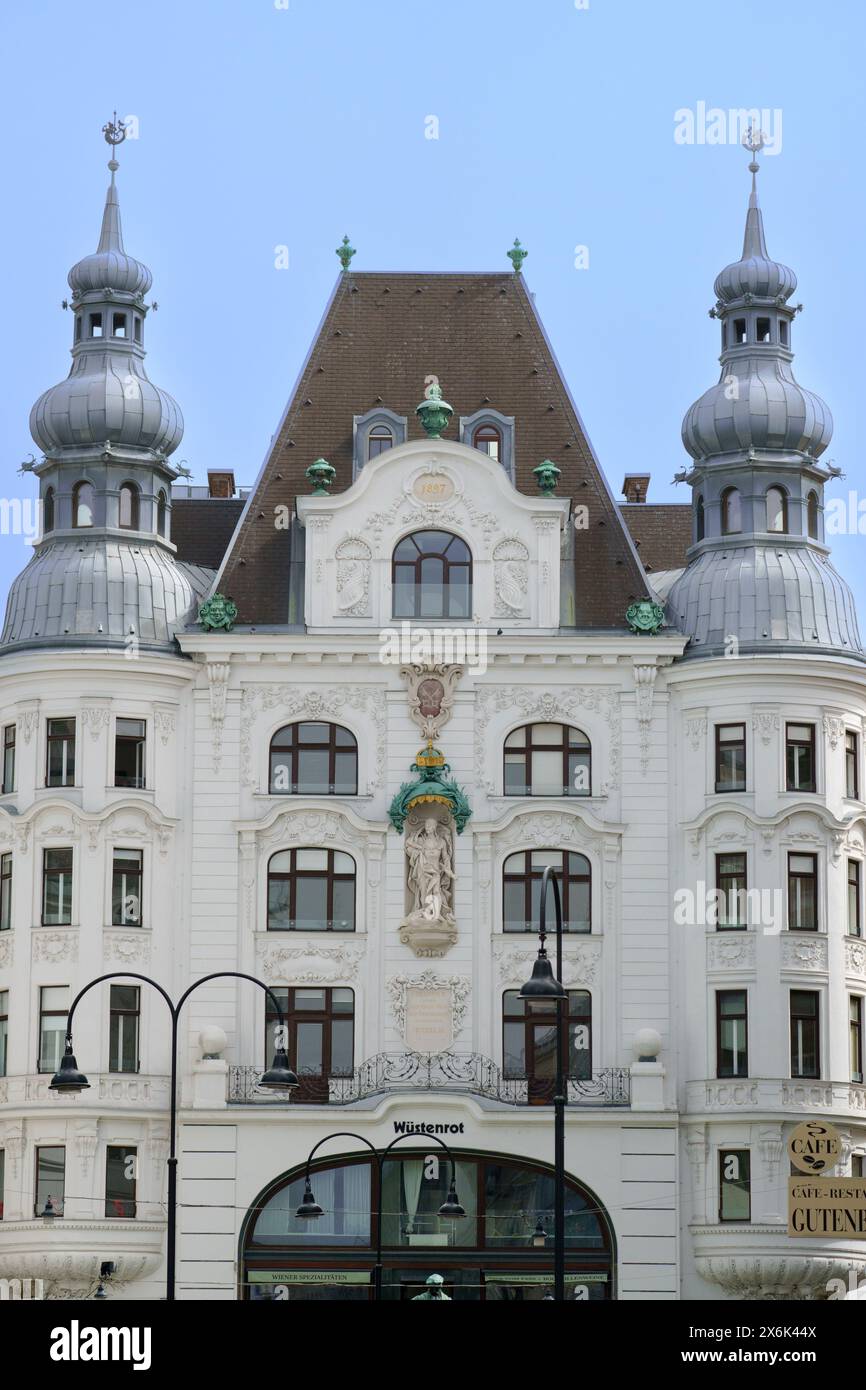 Le célèbre Regensburger Hof reconstruit en 1897 dans les années d'expansion industrielle rapide par Franz von Neumann dans le centre historique de Vienne, en Autriche Banque D'Images