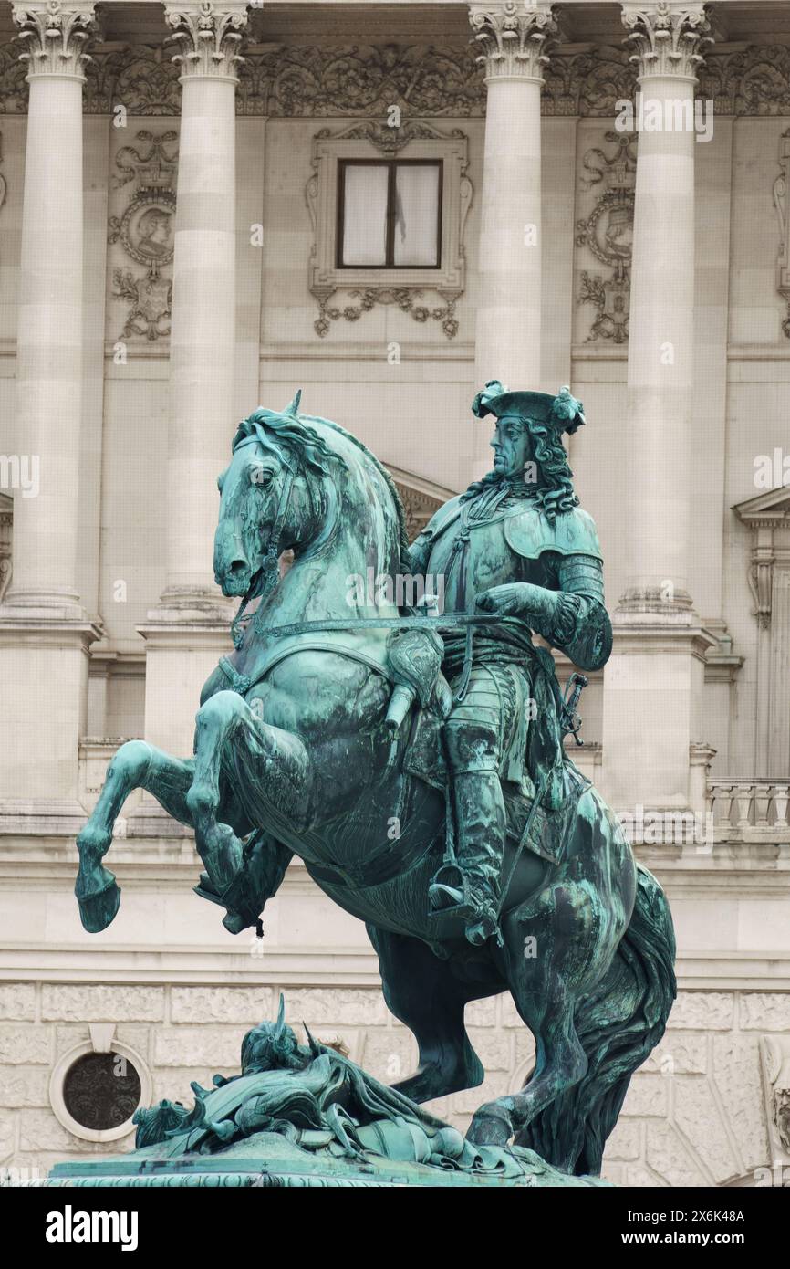 Statue du prince Eugène dévoilée en 1865 devant le palais de la Hofburg sur la place Heldenplatz dans le premier arrondissement de Vienne, en Autriche Banque D'Images