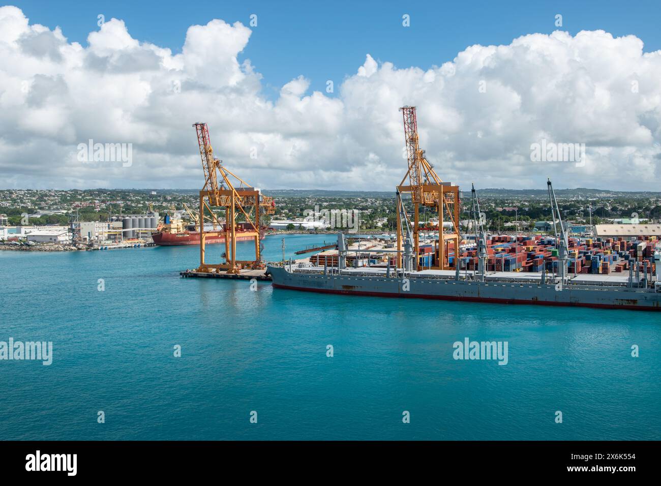 Vue du port de Bridgetown avec cargo, Barbade. Banque D'Images