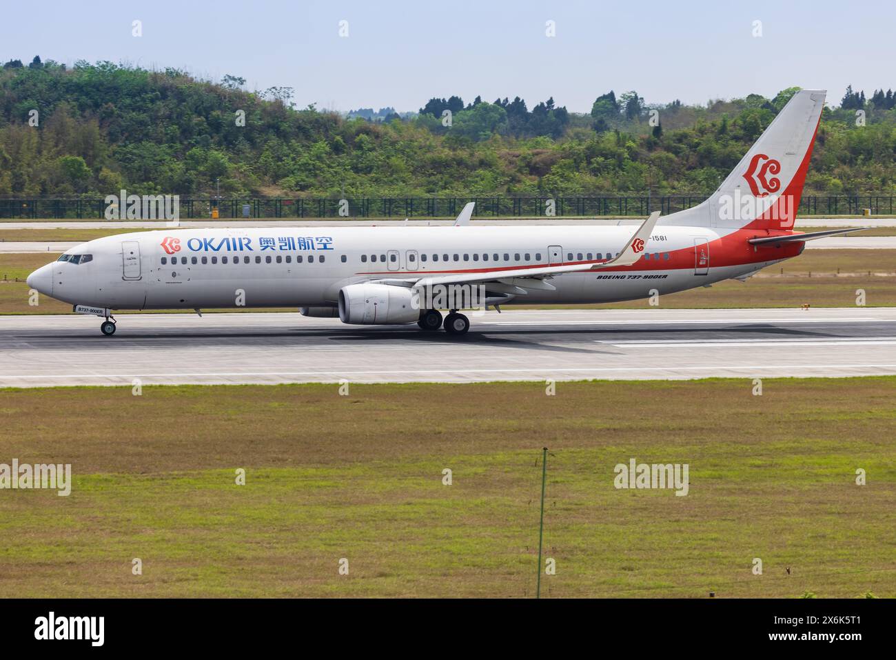 Chengdu, 9 avril 2024 : avion Boeing 737 d'Okair à l'aéroport de Chengdu Tianfu Banque D'Images