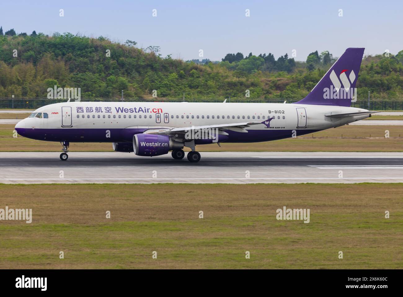 Chengdu, 9 avril 2024 : Airbus A320 de Westair à l'aéroport de Chengdu Tianfu Banque D'Images