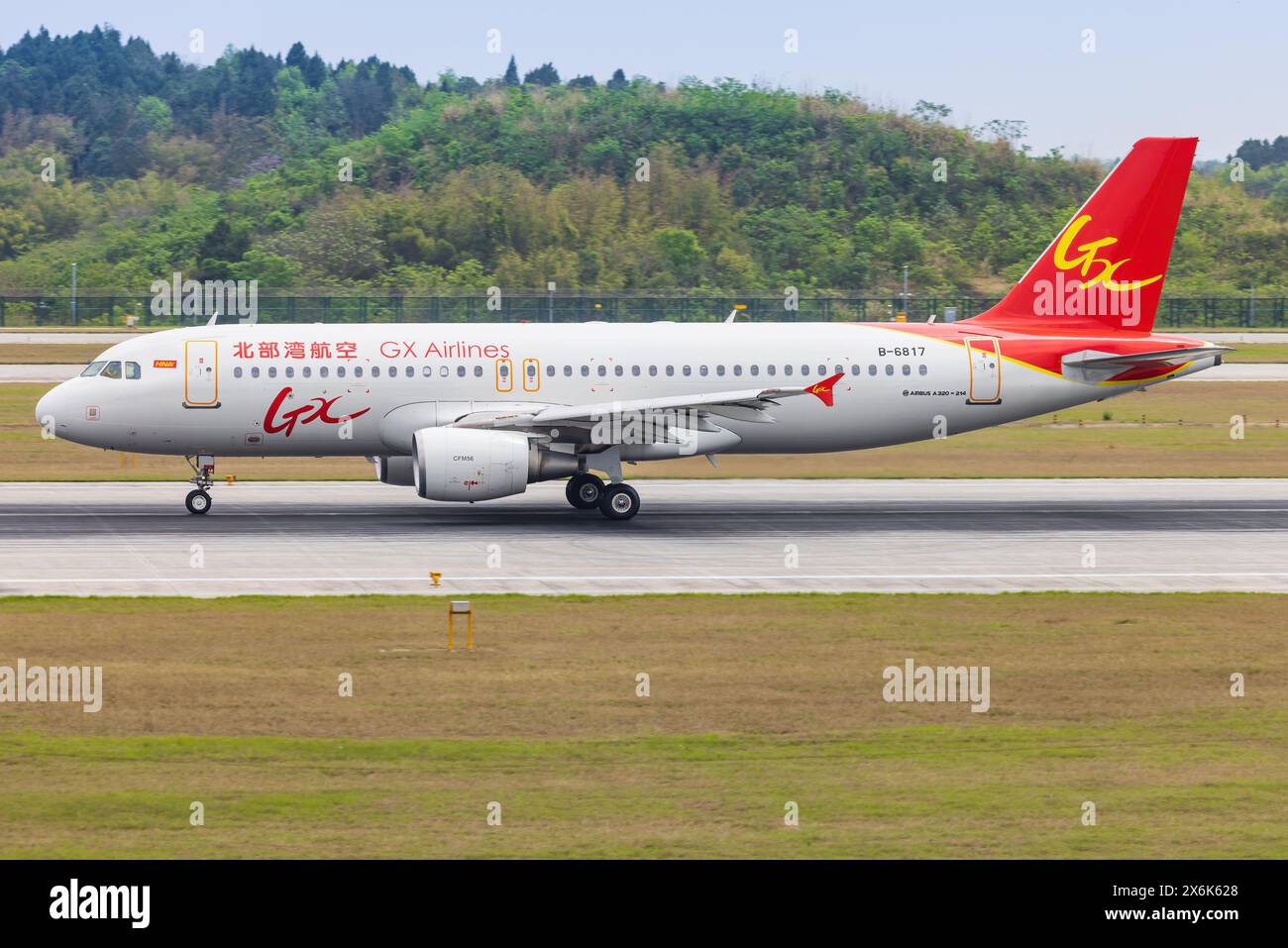 Chengdu, 9 avril 2024 : avion de ligne Airbus A320 de GX à l'aéroport de Chengdu Tianfu Banque D'Images