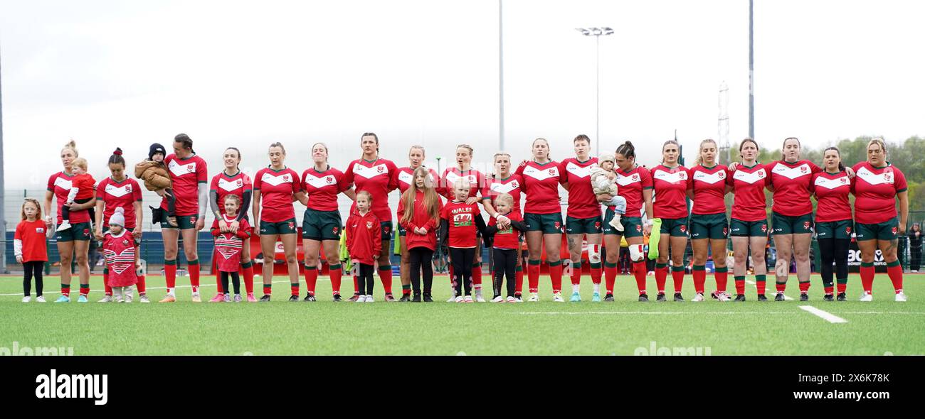 Équipe de rugby féminine du pays de Galles pendant les hymnes Banque D'Images