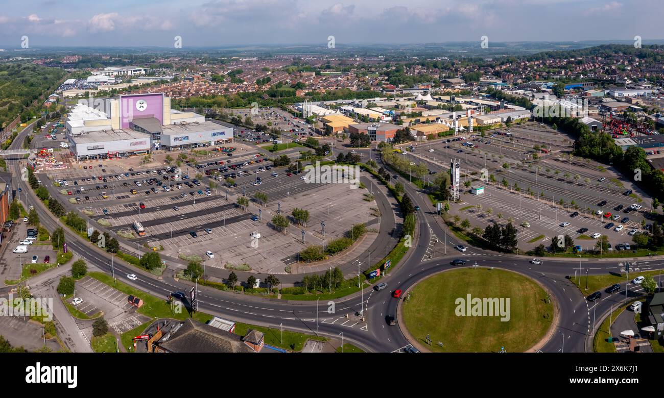 CASTLEFORD, ROYAUME-UNI - 13 MAI 2024. Vue aérienne du bâtiment de divertissement XSCAPE avec des installations de loisirs, y compris des restaurants, cinéma et intérieur Banque D'Images