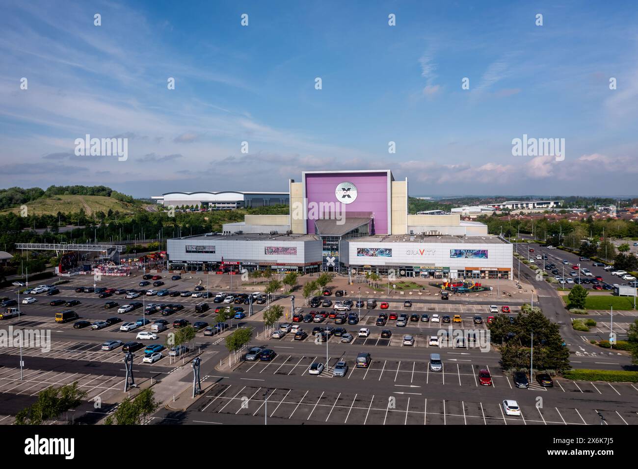 CASTLEFORD, ROYAUME-UNI - 13 MAI 2024. Vue aérienne du bâtiment de divertissement XSCAPE avec des installations de loisirs, y compris des restaurants, cinéma et intérieur Banque D'Images