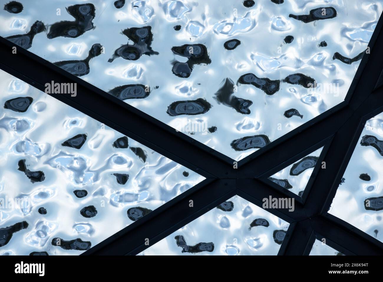 Photo de fond d'architecture contemporaine abstraite avec structure murale en métal brillant ondulé Banque D'Images