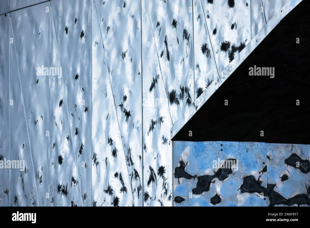 Mur en métal brillant bleu avec une niche, photo de fond d'architecture contemporaine abstraite avec mise au point sélective Banque D'Images