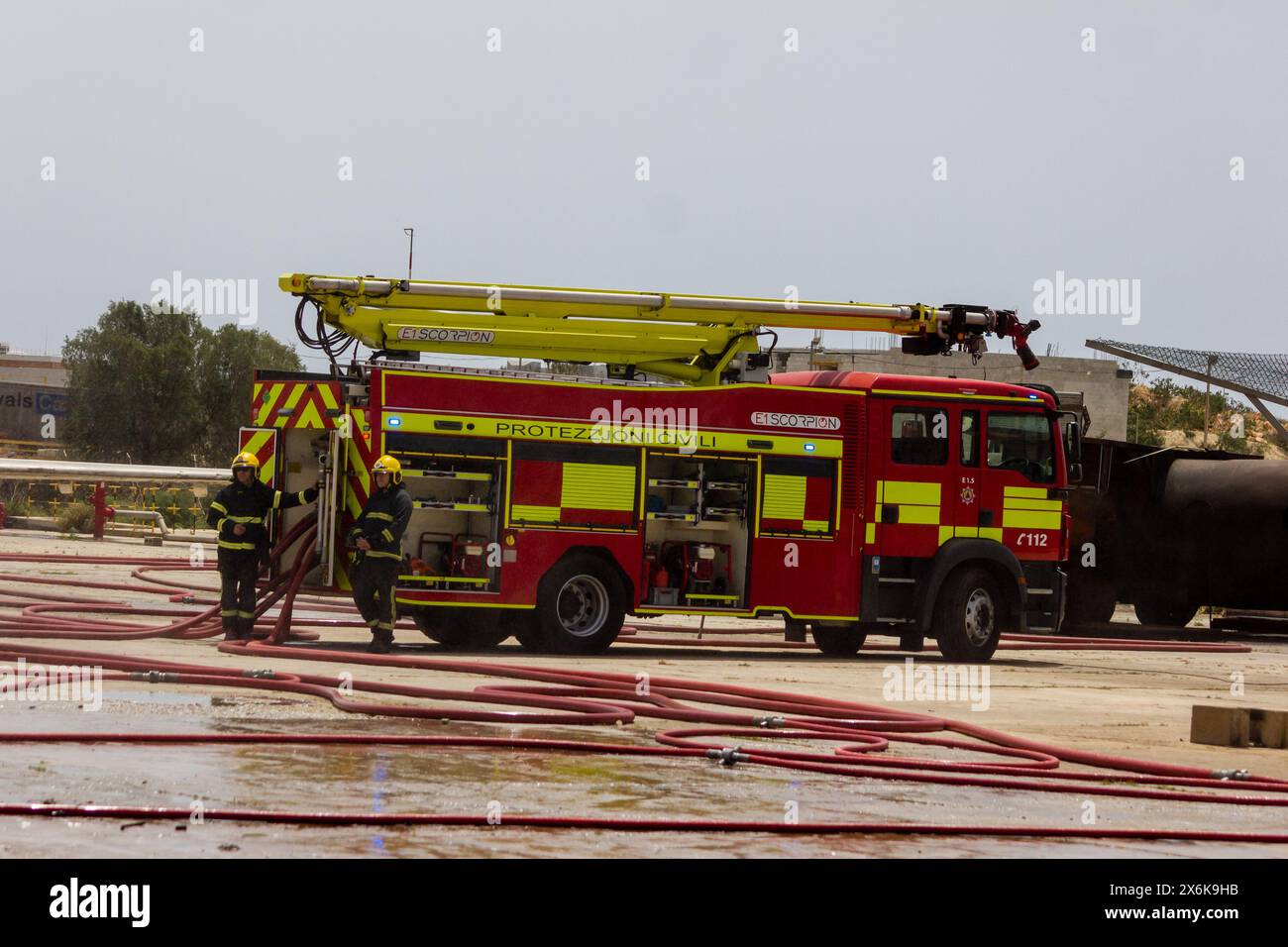 HAL FAR, MALTE - le 28 AVRIL 2024 moteur de pompiers lors du week-end ouvert du département de la protection civile à Hal Far Station. Banque D'Images