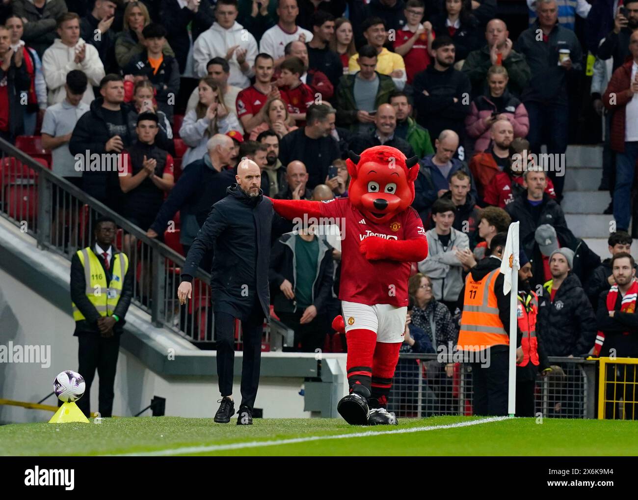 Manchester, Royaume-Uni. 15 mai 2024. Erik Ten Hag manager de Manchester United accueilli par la mascotte de Manchester United Fred the Red lors du match de premier League à Old Trafford, Manchester. Le crédit photo devrait se lire : Andrew Yates/Sportimage crédit : Sportimage Ltd/Alamy Live News Banque D'Images