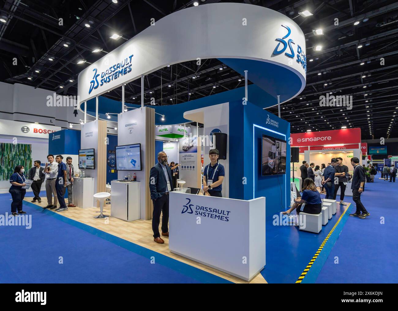 Bangkok, Thaïlande. 15 mai 2024. Une vue du stand de Dassault systèmes, au salon future Mobility Asia, au Queen Sirikit National Convention Centre. L'urbanisation rapide de l'Asie a apporté d'importants avantages économiques et sociaux, mais a également accru la congestion et la pollution. L'événement future Mobility Asia Exhibition and Summit réunit des leaders de l'industrie, des innovateurs et des décideurs politiques qui conduisent la transformation de la mobilité en Asie. Crédit : SOPA images Limited/Alamy Live News Banque D'Images