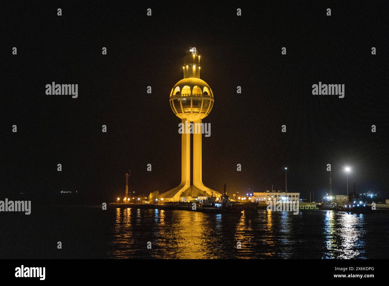 Tour de contrôle portuaire illuminée de Djeddah dans le port la nuit, Djeddah, Arabie Saoudite, moyen-Orient Banque D'Images