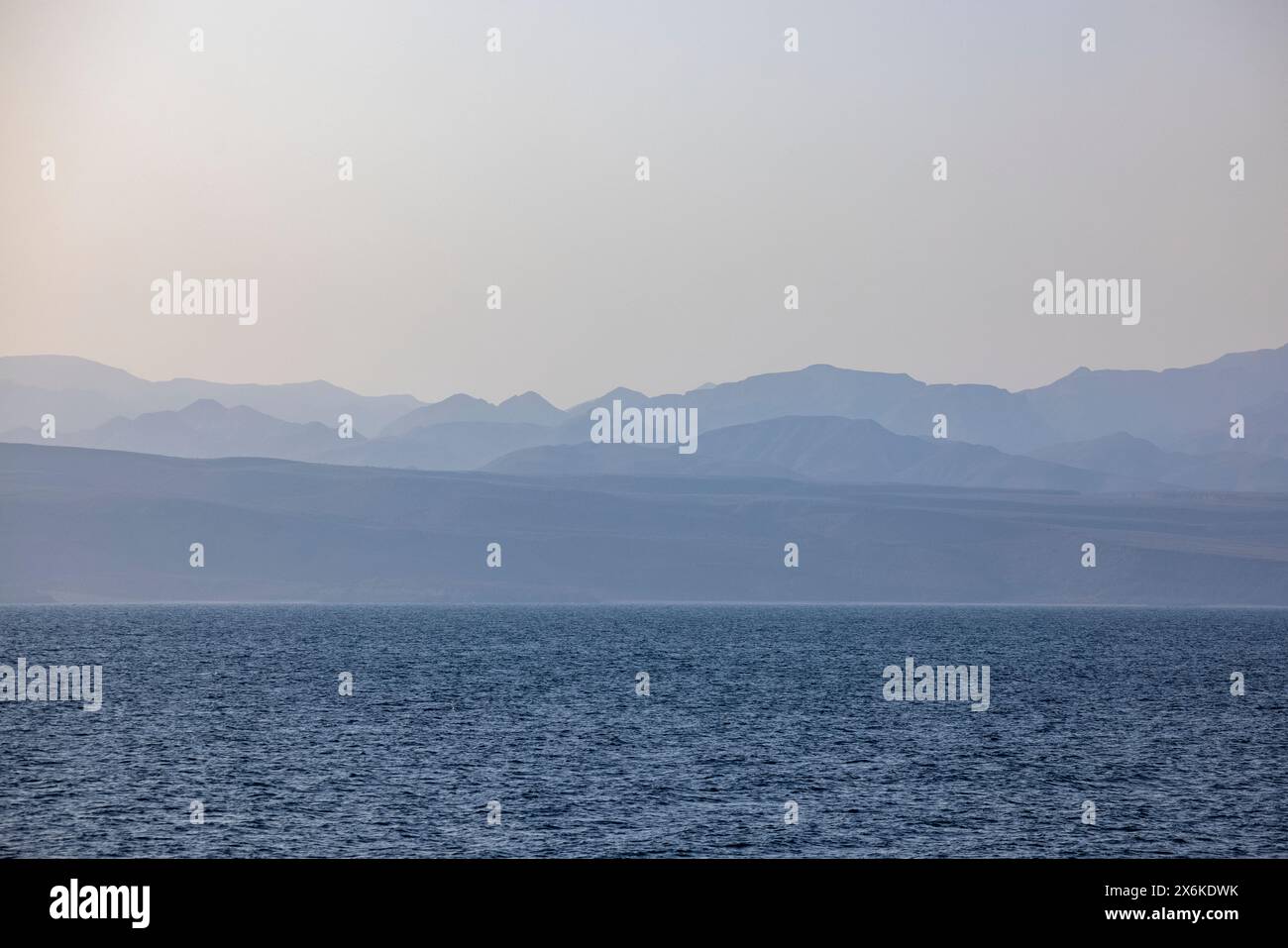 Côte avec montagnes, vue lors du passage du détroit de Bab-el-Mandeb entre la péninsule arabique et Djibouti, en mer, près du Yémen, moyen E. Banque D'Images