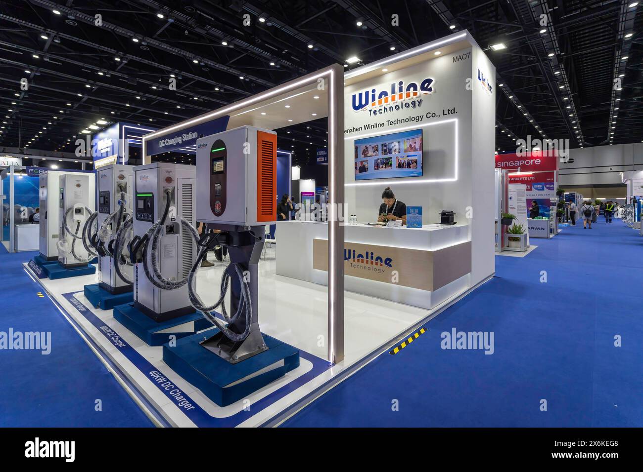 Une vue du stand de Winline Technology avec chargeurs EV, qui fournit des solutions avancées pour les véhicules électriques, au salon future Mobility Asia, au Queen Sirikit National Convention Centre. L'urbanisation rapide de l'Asie a apporté d'importants avantages économiques et sociaux, mais a également accru la congestion et la pollution. L'événement future Mobility Asia Exhibition and Summit réunit des leaders de l'industrie, des innovateurs et des décideurs politiques qui conduisent la transformation de la mobilité en Asie. (Photo de Nathalie Jamois/SOPA images/Sipa USA) Banque D'Images