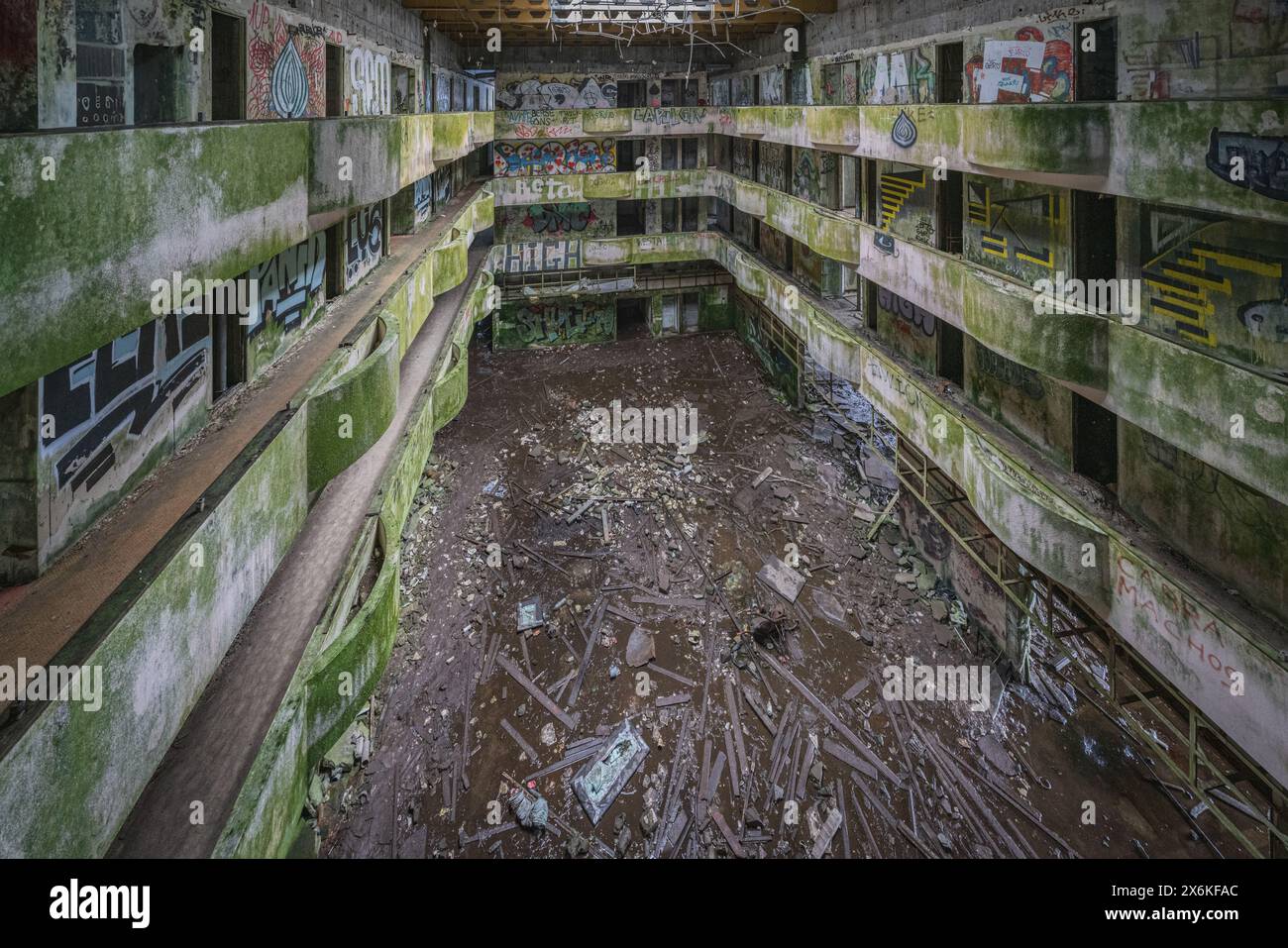A l'intérieur des ruines de l'Hôtel Monte Palace sur l'île des Açores de Sao Miguel. Banque D'Images
